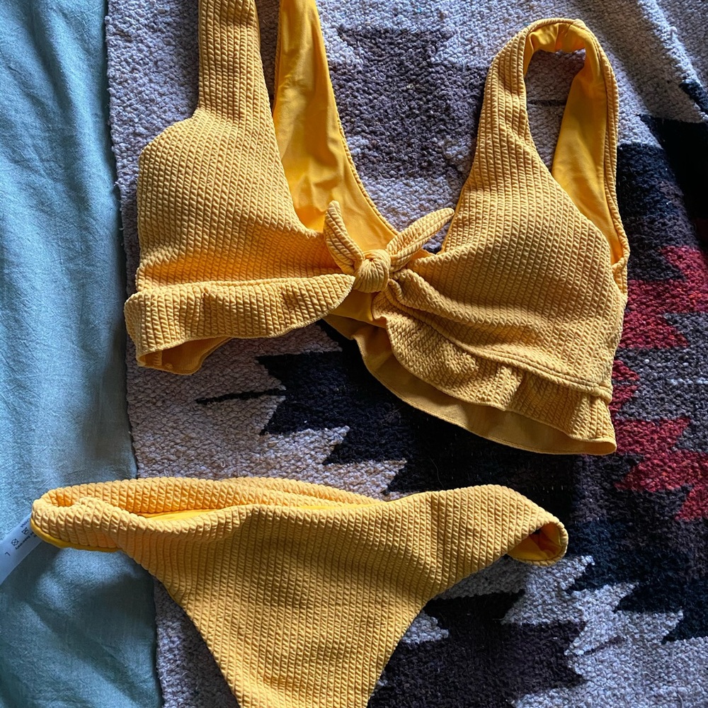 Textured Ruffle Knot Front Bikini - Picture 4 of 5
